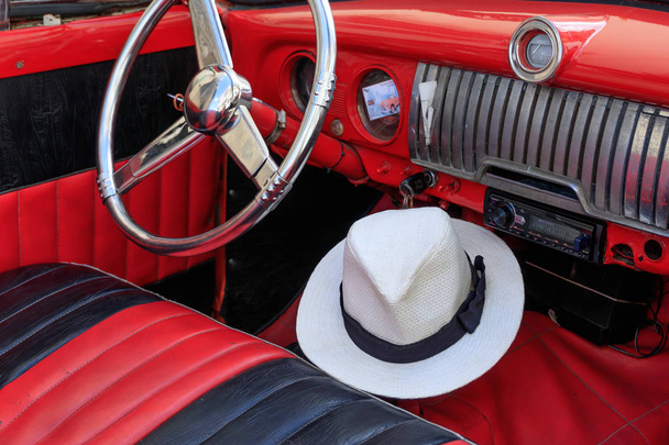 Chapéu branco em carro clássico vermelho, Cuba, Havana
 - Foto, Imagem