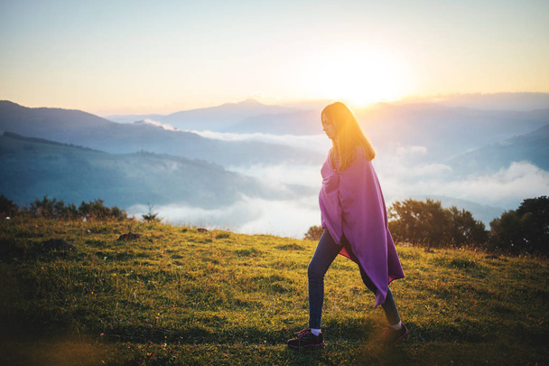 Chica adolescente en las montañas
 - Foto, imagen