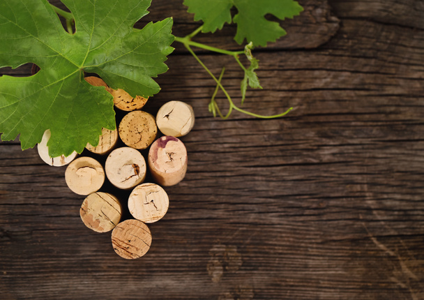 Датовані пробки для пляшок вина на дерев'яному фоні
 - Фото, зображення
