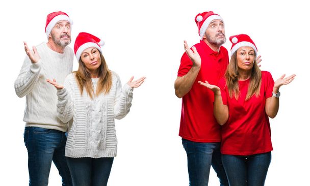 Колаж середнього віку зріла красива пара носить різдвяний капелюх над білим ізольованим тлом безглуздим і заплутаним виразом з піднятими руками і руками. Концепція сумніву
. - Фото, зображення