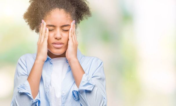 Mladá Američanka afro pohlaví nad, samostatný pozadí s rukou na hlavu pro bolest v hlavě, protože stres. Trpící migrénou. - Fotografie, Obrázek