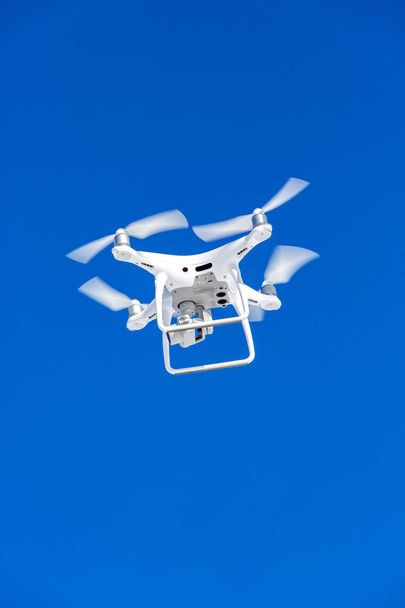青空にカメラで Quadcopter ドローン - 写真・画像