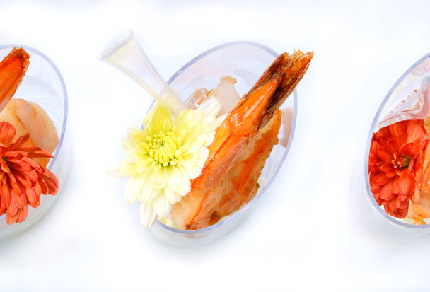 エビのクリーム ソース白プレートにビュッフェ式軽食 - 写真・画像