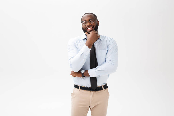 Headshot de éxito sonriente alegre afroamericano empresario ejecutivo elegante empresa líder
 - Foto, imagen