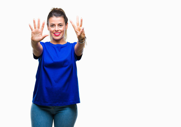 Młoda piękna kobieta noszenia na co dzień niebieski t-shirt na białym tle Wyświetlono i skierowaną w górę palcami liczba osiem jednocześnie uśmiechając się pewnie i wygodnie. - Zdjęcie, obraz