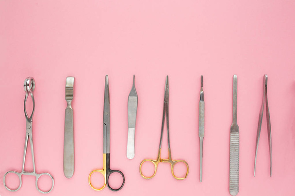 Плоская укладка медицинских инструментов на розовом фоне. Образец медицинского образования
. - Фото, изображение