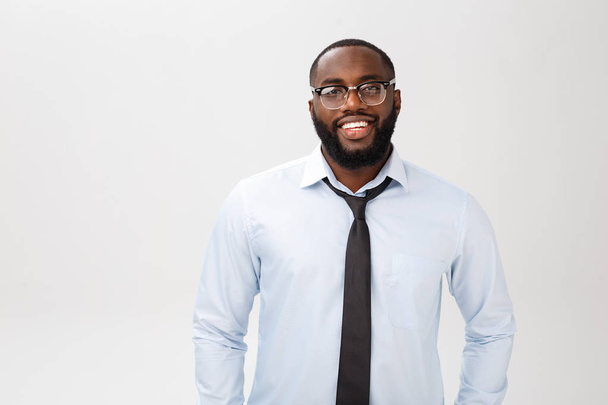 Голова успішного усміхненого веселого афроамериканського бізнесмена виконавчого стильного лідера компанії
 - Фото, зображення