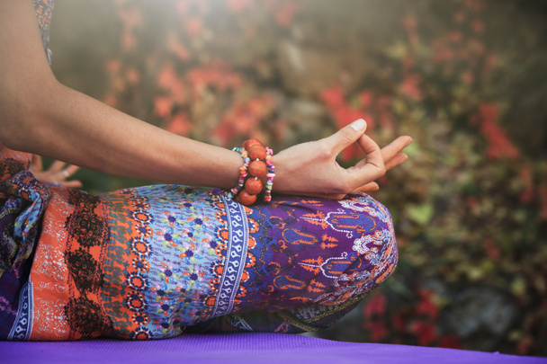 mujer práctica yoga meditación manos en mudra gesto primer plano al aire libre otoño día
 - Foto, Imagen