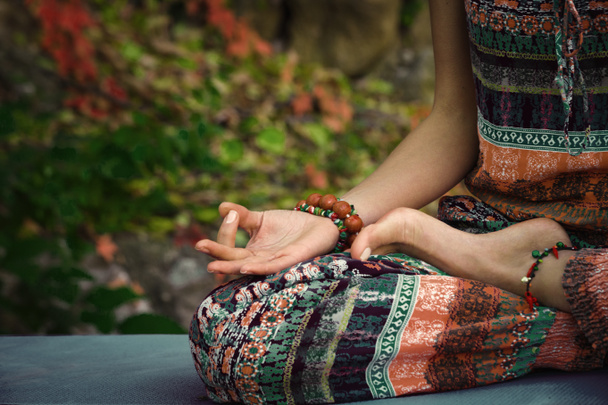 Kobieta praktyki jogi medytacji ręce w mudra gest zbliżenie zewnątrz jesienny dzień - Zdjęcie, obraz