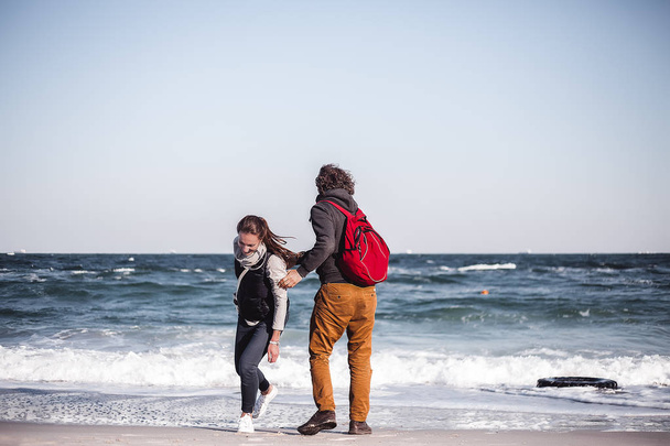 Молода весела пара проводить час на блакитному морі
 - Фото, зображення