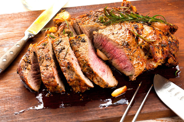steak de bœuf grillé sur planche à découper en bois - Photo, image