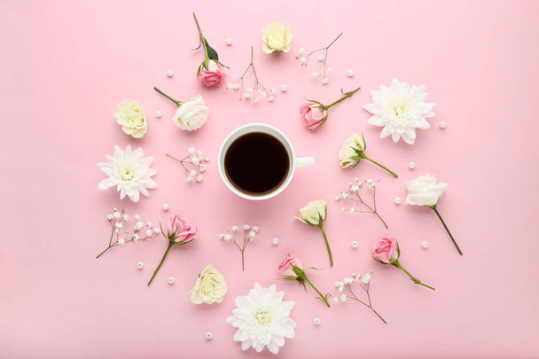 Квіти з чашкою кави на рожевому фоні
 - Фото, зображення