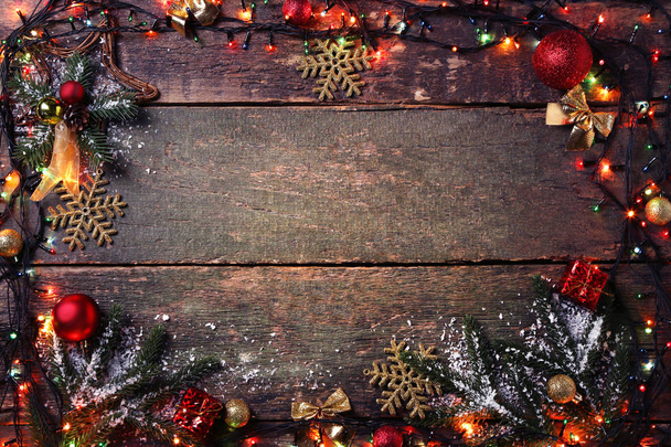 Lichtergirlanden mit Weihnachtsdekoration auf grauem Holztisch - Foto, Bild