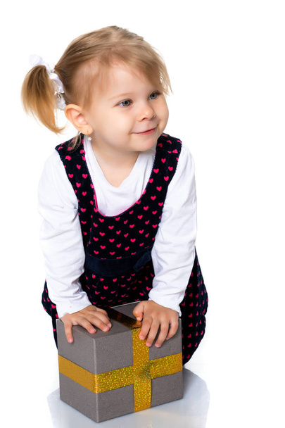 kleines Mädchen mit einem Geschenk - Foto, Bild