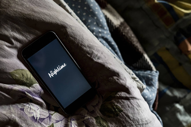 noční text om telefon v posteli a koncept s šálkem čaje myšlenka f - Fotografie, Obrázek