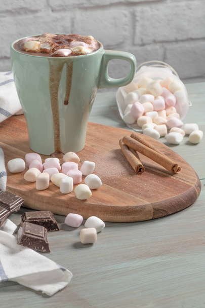 Zima gorący napój. Gorąca czekolada lub kakao z prawoślazu i przyprawy na podłoże drewniane. - Zdjęcie, obraz