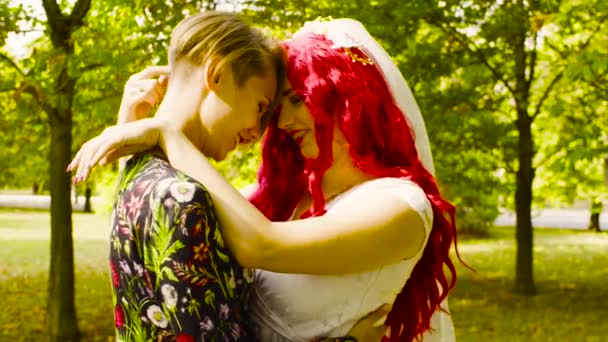 Lesbische bruiloft. De bruid en bruidegom zijn elkaar knuffelen en praten - Video