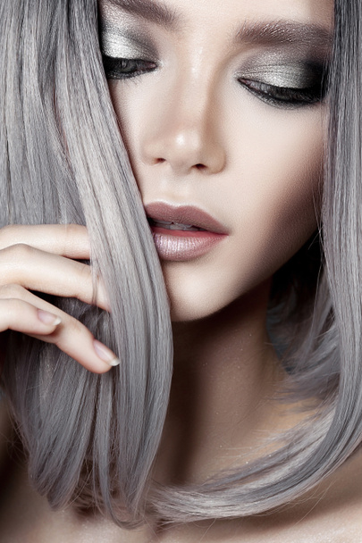 Mladá krásná dívka se stříbrným make-upem a popelovými vlasy. Krásný detailní portrét - Fotografie, Obrázek