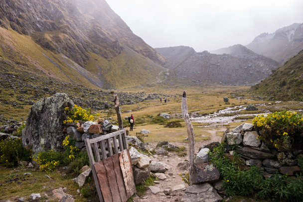 Puerta abierta a la experiencia de trekking
 - Foto, Imagen