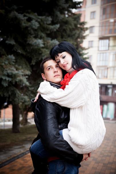 Hombre sosteniendo a la chica en sus brazos
 - Foto, Imagen