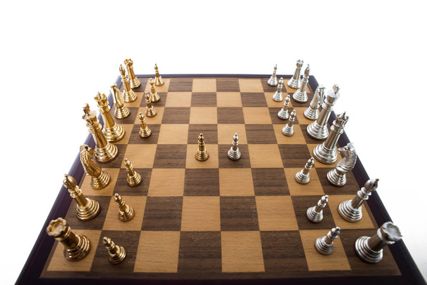 Kulta ja hopea shakki kappaletta puinen shakkilauta
 - Valokuva, kuva