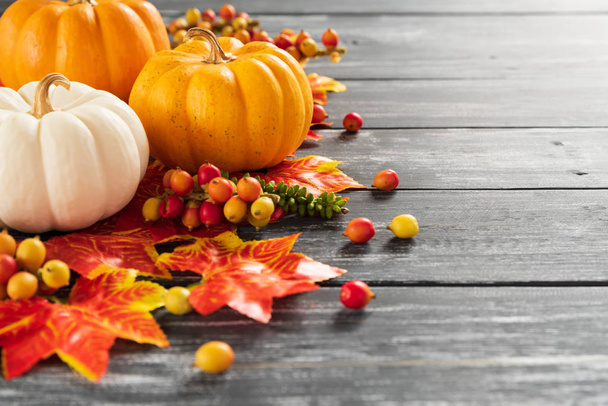 Herfst bladeren van de esdoorn en pompoen op oude houten achtergrondkleur. Thanksgiving day concept. - Foto, afbeelding
