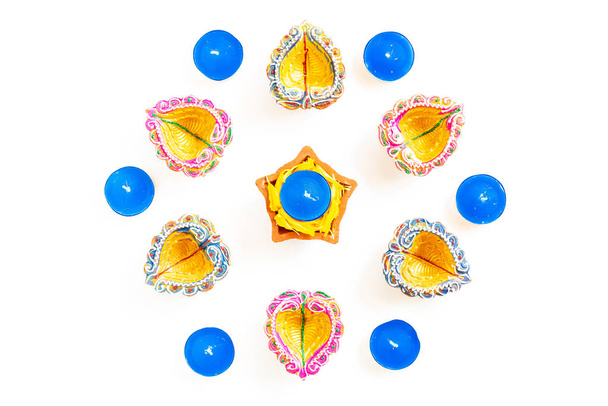 Happy Diwali - Lampade Clay Diya accese durante Dipavali, festa indù delle luci. Colorato lampada ad olio tradizionale diya su sfondo bianco - Foto, immagini