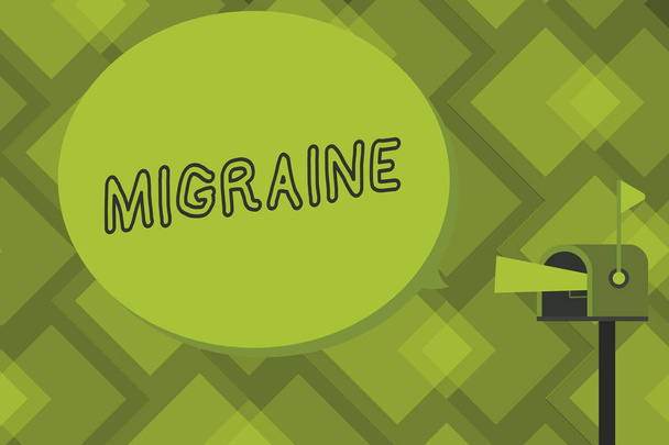 Пишу записку о мигрени. Деловое фото, демонстрирующее периодическую пульсирующую головную боль, которая поражает одну сторону головы
 - Фото, изображение