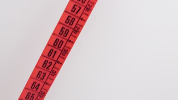 červená měřicí páska na bílém pozadí, jako koncepce stravy a délka  - Záběry, video