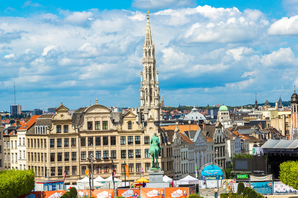 BRUSSELS, BELGIUM - JULY 6, 2014: Cityscape of Brussels in a beautiful summer day - Foto, Imagen