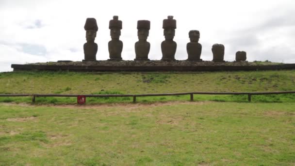 Moai, figures humaines monolithiques sculptées par le peuple Rapa Nui sur l'île de Pâques en Polynésie orientale
 - Séquence, vidéo