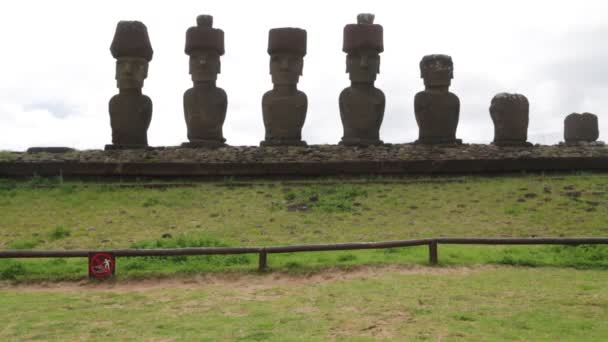 Moai, figures humaines monolithiques sculptées par le peuple Rapa Nui sur l'île de Pâques en Polynésie orientale
 - Séquence, vidéo