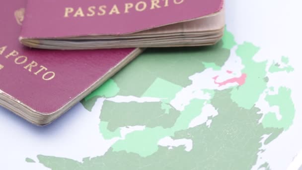 pasaportes rojos en el fondo del mapa mundial
 - Metraje, vídeo