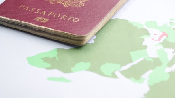 Vörös útlevél a világtérképen háttér - Felvétel, videó