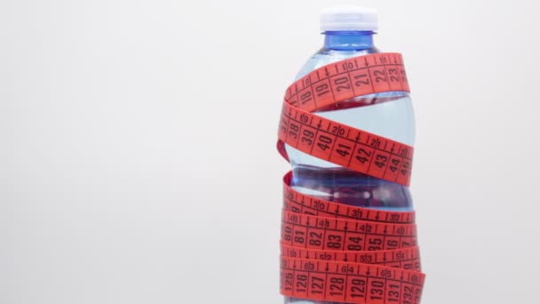 yaşam tarzı ve diyet kavramı gibi, kopya alanı ile su ve kırmızı önlem bant şişesi  - Video, Çekim