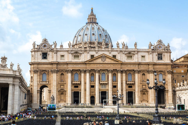 ROME, ITALY - JULY 12, 2014: Basilica of Saint Peter in Vatican in a summer day on July 12, 2014 in Vatican City, Vatican - Photo, image