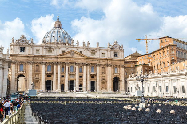 ROME, ITALY - JULY 12, 2014: Basilica of Saint Peter in Vatican in a summer day - Foto, Bild