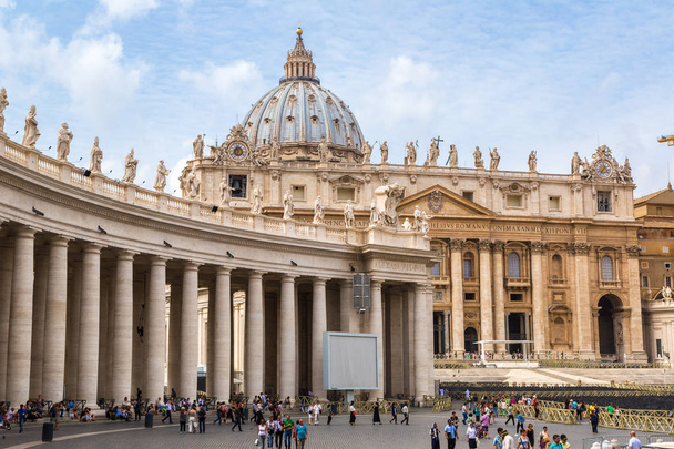 ROME, ITALY - JULY 12, 2014: Basilica of Saint Peter in Vatican in a summer day on July 12, 2014 in Vatican City, Vatican - Foto, Bild