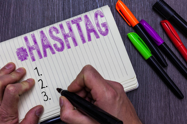 Szöveg jel mutatja a Hashtag. Fogalmi fénykép Internet tag a szociális média kutatás motor kommunikációért ember tartja marker jegyzetfüzet papír ötletek továbbításának fából készült háttér. - Fotó, kép