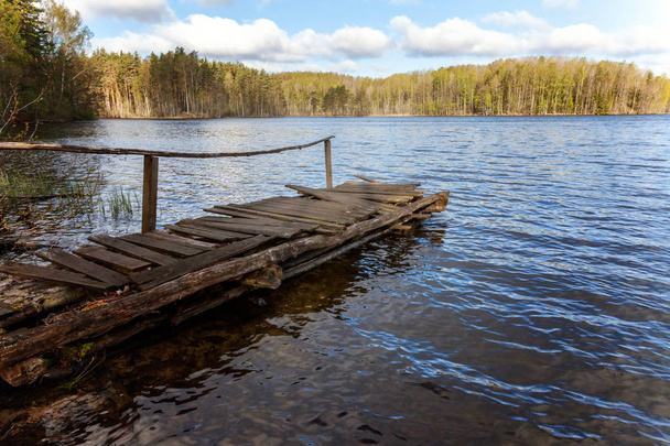 Vue en perspective d'une ancienne jetée en bois dans un lac
 - Photo, image