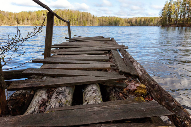 Vue en perspective d'une ancienne jetée en bois dans un lac
 - Photo, image