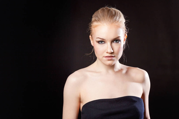 Close-up portret piękny model z długimi blond włosy na czarnym tle - Zdjęcie, obraz