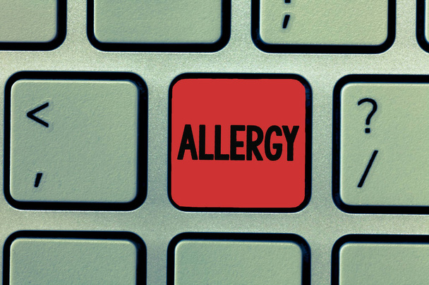 Uwaga: pisanie Wyświetlono alergii. Biznesowe zdjęcie prezentujący Hypersensitive układu odpornościowego w stosunku do określonej substancji - Zdjęcie, obraz