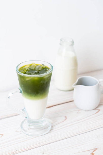 iced matcha green tea latte with milk - Foto, immagini