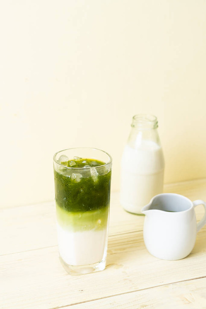 iced matcha green tea latte with milk - Foto, Imagen