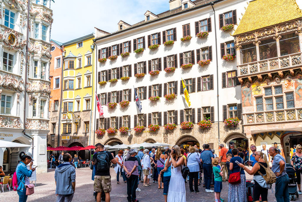 INNSBRUCK, AUSTRIA, AUGUST 29, 2018: People are admiring famous goldenes dachl in Innsbruck, Austria. - Fotoğraf, Görsel