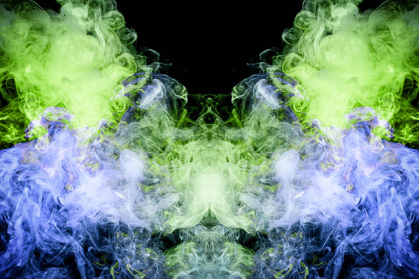 服のプリントをファンタジー: t シャツ、スウェット。グリーンのカラフルな煙、青の色は、頭蓋骨、モンスター、孤立した黒地に龍の形の煙します。Vap の煙から背景 - 写真・画像