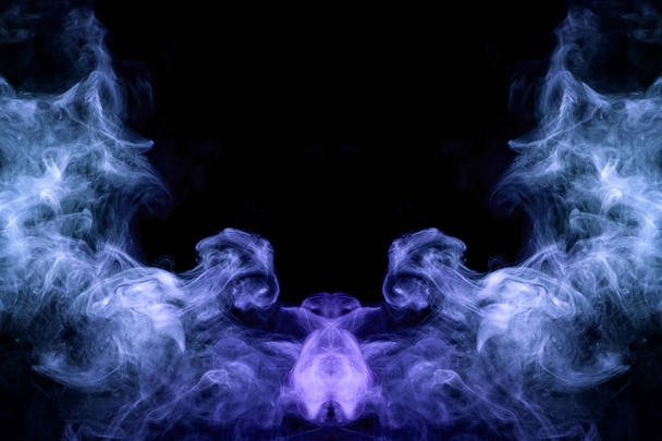 Fantasie print voor kleding: t-shirts, sweatshirts. Paarse en blauwe wolk van rook in de vorm van een monster van zwarte geïsoleerde achtergrond. Achtergrond van de rook van vape. - Foto, afbeelding