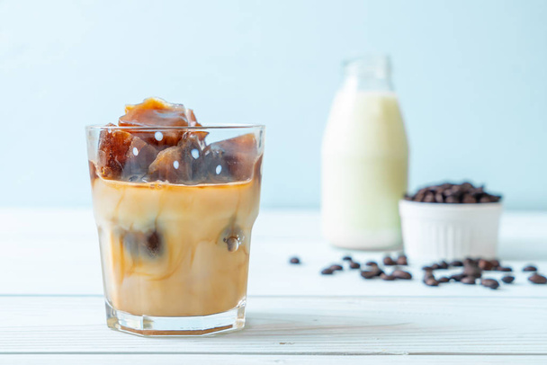 coffee ice cubes with milk on wood table - Fotografie, Obrázek