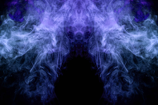 Mocap para camisetas geniales. Humo denso multicolor de colores púrpura y azul en forma de cráneo, monstruo, dragón sobre un fondo negro aislado
.  - Foto, imagen